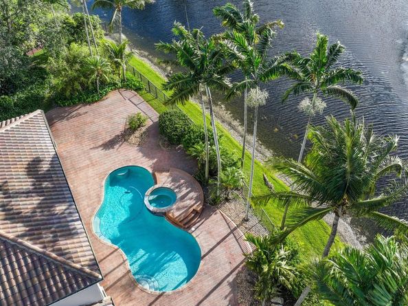 2753 W Stonebrook Cir, Davie FL 33330