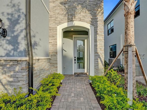 4422 S Silverwood Lane, Oakland Park FL 33309