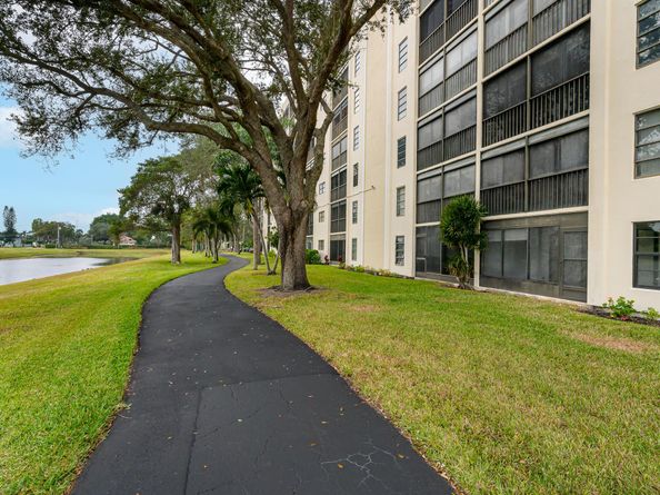 7290 Kinghurst Drive 301, Delray Beach FL 33446