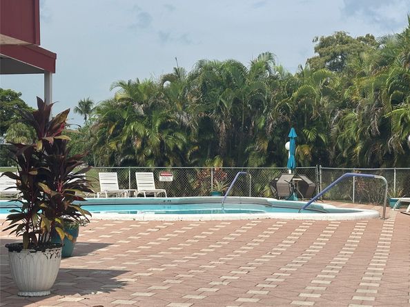 1015 Country Club Dr 307, Margate FL 33063