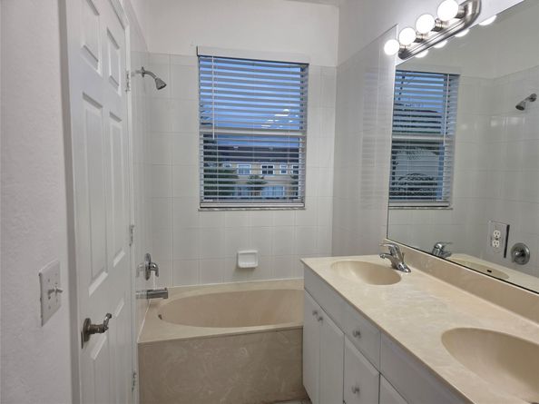 960 Pipers Cay Dr 960, West Palm Beach FL 33415