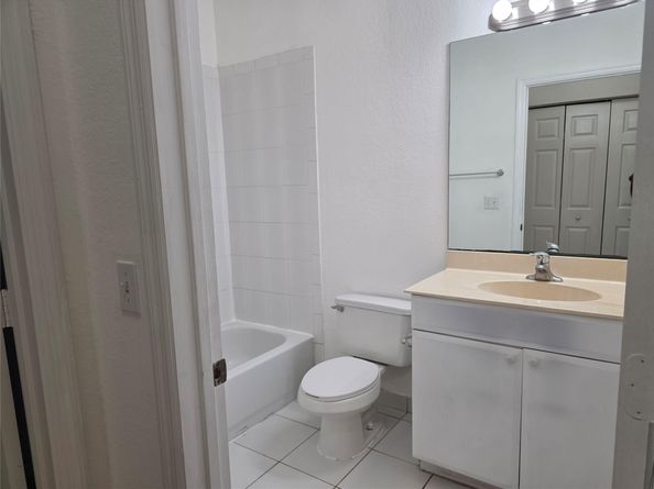 960 Pipers Cay Dr 960, West Palm Beach FL 33415