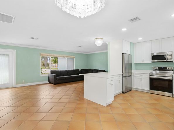 912 SE 8th Court, Deerfield Beach FL 33441