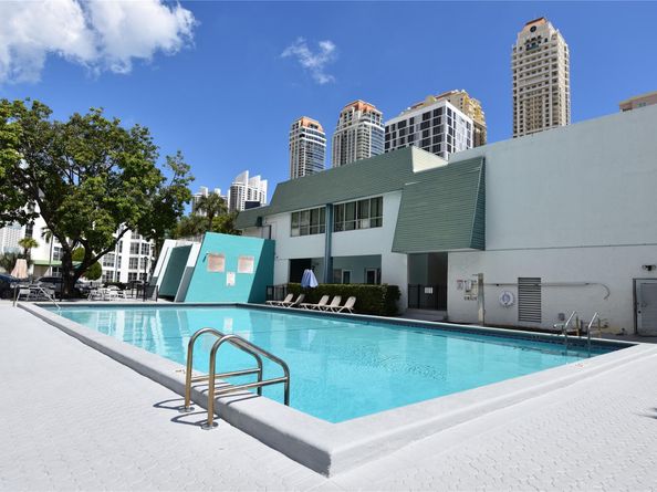 17560 Atlantic Blvd 215, Sunny Isles Beach FL 33160