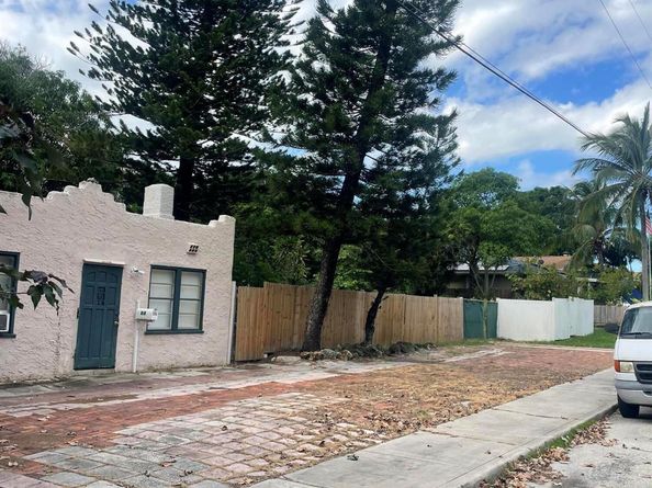 818 Briggs Street, West Palm Beach FL 33405