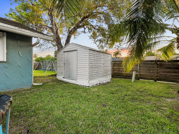 7527 SW 7th Street, North Lauderdale FL 33068