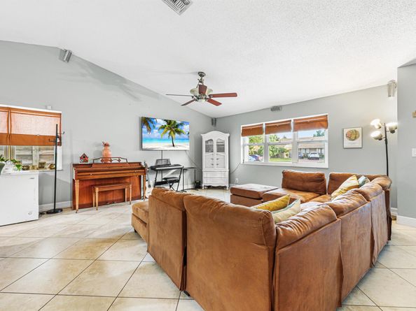 7527 SW 7th Street, North Lauderdale FL 33068