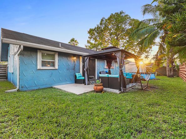 7527 SW 7th Street, North Lauderdale FL 33068