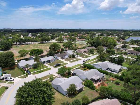 140 Village Circle, Jupiter FL 33458