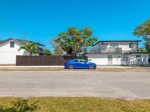 2447 Roosevelt St, Hollywood FL 33020