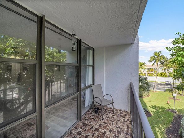 1000 Parkview Dr 306, Hallandale Beach FL 33009