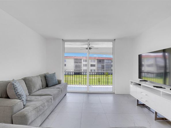 8911 S Hollybrook Blvd 201, Pembroke Pines FL 33025