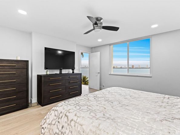 301 Lake Shore Drive 401, Lake Park FL 33403