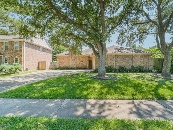 210 Mill Trail Drive, Sugar Land TX 77498