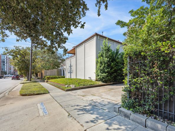 902 S Shepherd Drive, Houston TX 77019