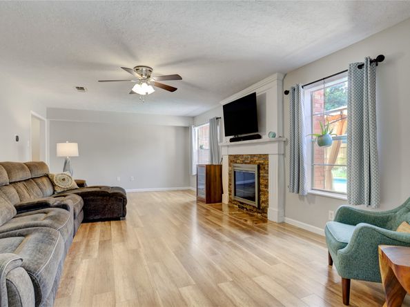 11811 Moorcreek Drive, Houston TX 77070