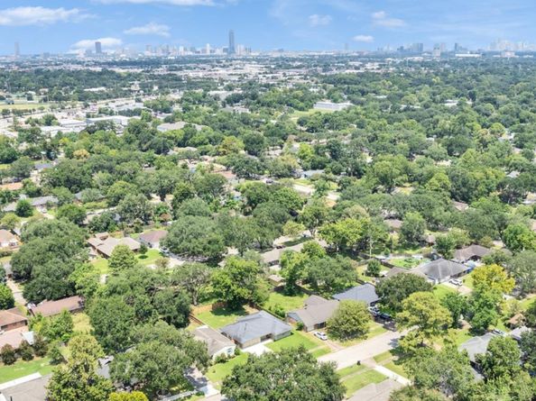 6810 Rowan Lane, Houston TX 77074