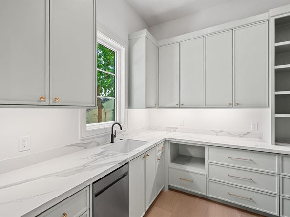 1718 White Oak Drive, Houston TX 77009