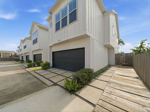 1902 Hollister Spruce Lane, Houston TX 77080