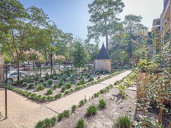 4515 Briar Hollow Place 304, Houston TX 77027