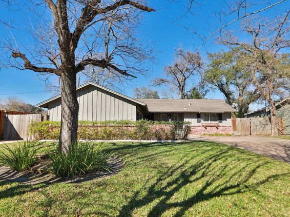 7158 Sharpview Drive, Houston TX 77074