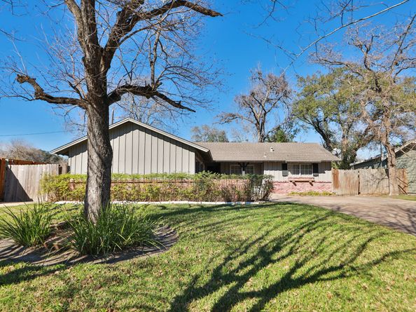 7158 Sharpview Drive, Houston TX 77074