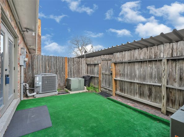 6370 Creekbend Drive 55, Houston TX 77096