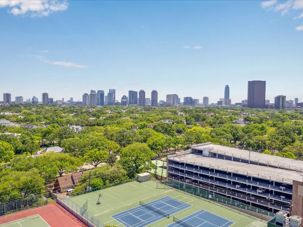 651 Bering Drive 1402, Houston TX 77057