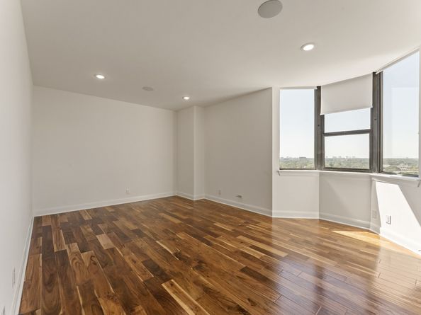 651 Bering Drive 1402, Houston TX 77057