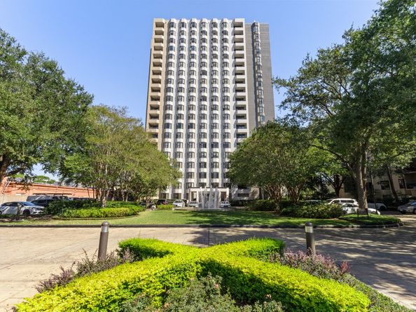 651 Bering Drive 1402, Houston TX 77057