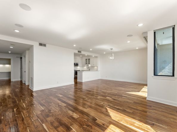651 Bering Drive 1402, Houston TX 77057