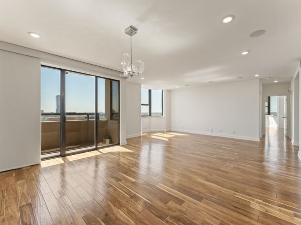 651 Bering Drive 1402, Houston TX 77057