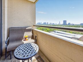 651 Bering Drive 1402, Houston TX 77057