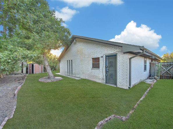 5411 Fairgreen Lane, Houston TX 77048