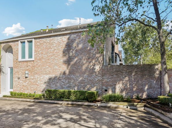 5 River Hollow Lane, Houston TX 77027