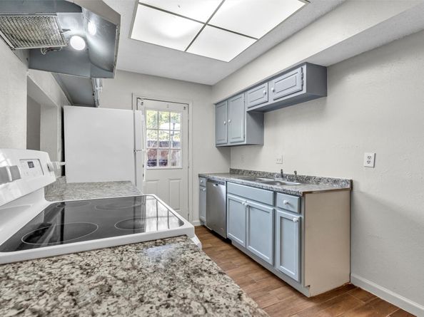 7700 creekbend dr 143, Houston TX 77071
