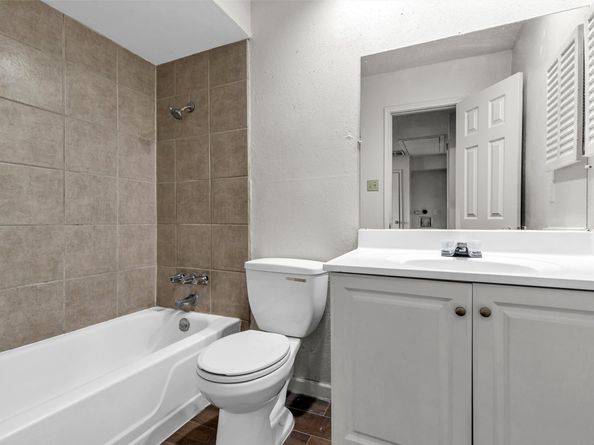 7700 creekbend dr 143, Houston TX 77071