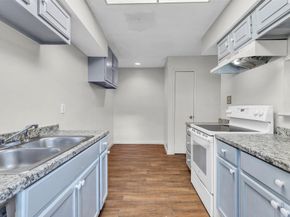 7700 creekbend dr 143, Houston TX 77071