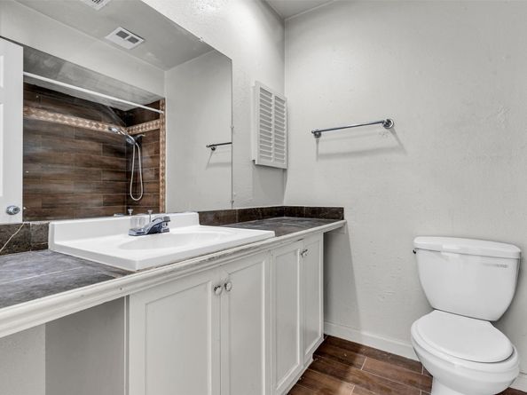 7700 creekbend dr 143, Houston TX 77071
