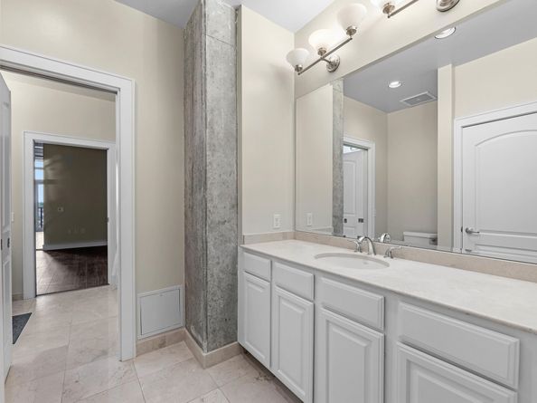 1616 Fountain View Drive 509, Houston TX 77057