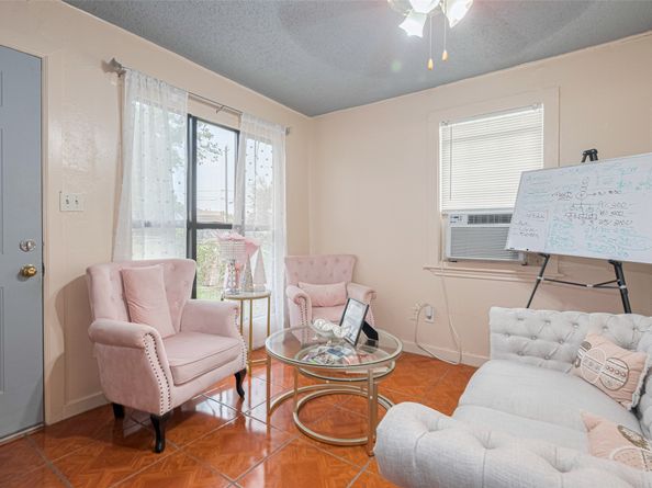 7512 Amarillo Street, Houston TX 77020