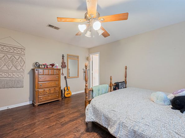 2506 Sherwood Hollow Lane, Houston TX 77339