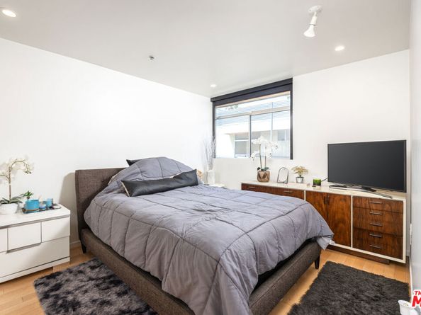 5806 Waring Avenue 14, Los Angeles CA 90038