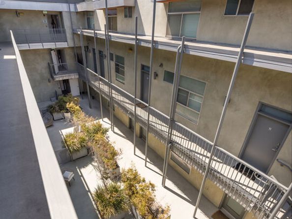 5806 Waring Avenue 14, Los Angeles CA 90038