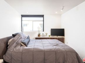 5806 Waring Avenue 14, Los Angeles CA 90038