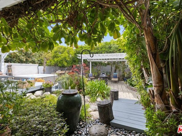 6432 Petit Avenue, Lake Balboa CA 91406