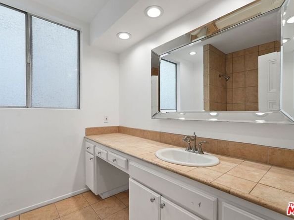 7270 Hillside Avenue 302, Los Angeles CA 90046