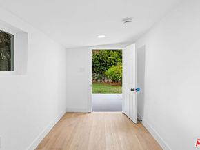 2909 8th Avenue, Los Angeles CA 90018
