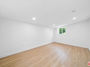 2909 8th Avenue, Los Angeles CA 90018