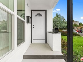 2909 8th Avenue, Los Angeles CA 90018